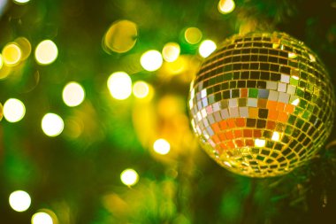 Bokeh arka planında noel süsleri. Renkli bulanık arka plan. Noel arkaplanı