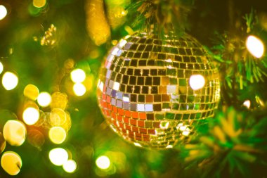 Bokeh arka planında noel süsleri. Renkli bulanık arka plan. Noel arkaplanı