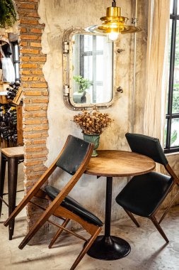 Corona virüsü COVID-19 yüzünden boş kafe ve restoran. Sosyal uzaklık
