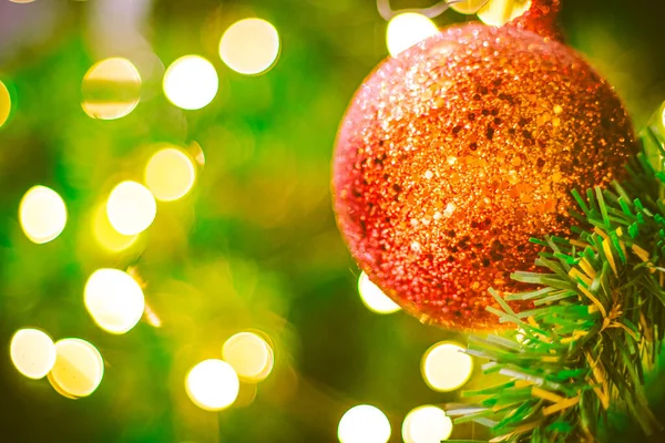 Zamknij Czerwony Christmas Ball Dekoracji Tle Bokeh Kolorowe Rozmyte Tło — Zdjęcie stockowe
