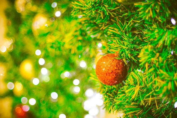 Zamknij Czerwony Christmas Ball Dekoracji Tle Bokeh Kolorowe Rozmyte Tło — Zdjęcie stockowe