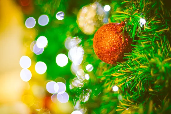 Zamknij Czerwony Christmas Ball Dekoracji Tle Bokeh Kolorowe Rozmyte Tło — Zdjęcie stockowe