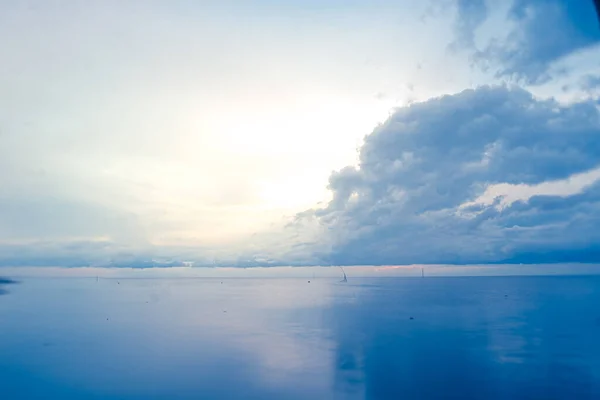 대양을 가로지르는 구름의 풍경을 — 스톡 사진