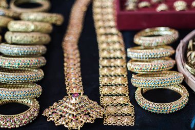 Kasım 2019 Sukhothai Tayland. Nehir Festivali 'nde geleneksel mücevher tasarımı.