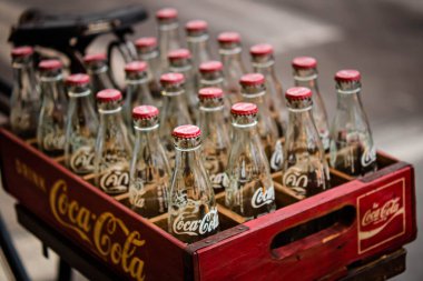 2020 Haziran Bangkok Tayland. Vintage Coca-Cola temiz cam şişe Kırmızı Plastik kutu bisiklet taşır.