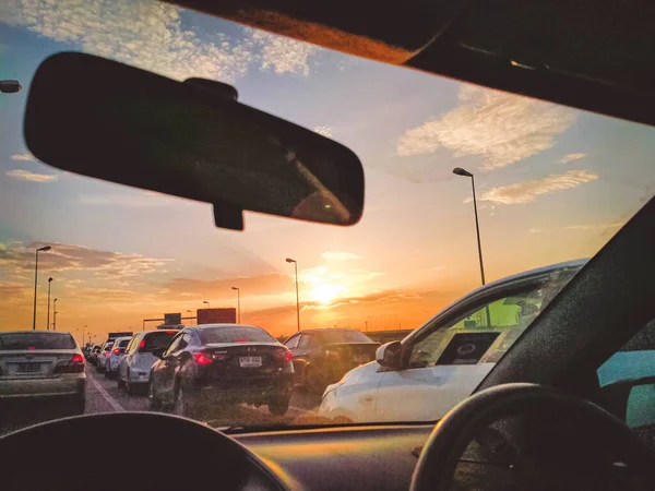 2020 11月 バンコクタイ運転席からの街の眺め 大都市の美しい黄金の夕日の間に車が渋滞しています — ストック写真