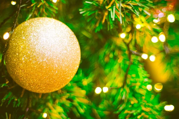 Sarı arka planda noel topu süslemesi. Renkli bulanık arka plan. Noel arkaplanı