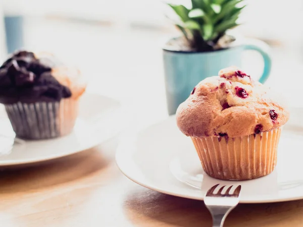 Selektivt Fokus Blåbärsmuffins Korg Bakad Blåbärsmuffins Kylning Med Varm Belysning — Stockfoto