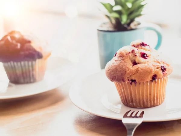 Selektivt Fokus Blåbärsmuffins Korg Bakad Blåbärsmuffins Kylning Med Varm Belysning — Stockfoto