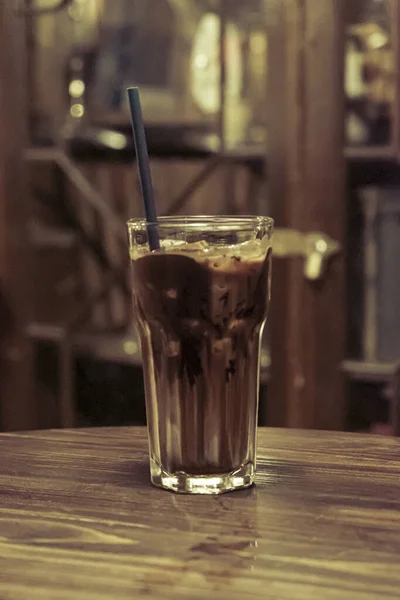 Iskall Chokladlatte Ett Högt Glas Kall Sommar Dryck Bakgrund — Stockfoto