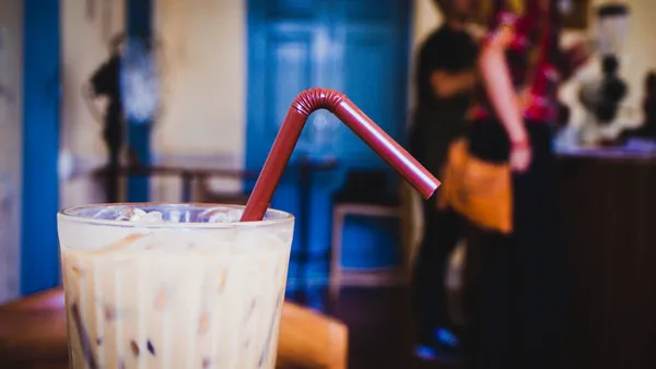Altında Krema Olan Buzlu Latte Kahve Soğuk Yaz Içkisi Arka — Stok fotoğraf