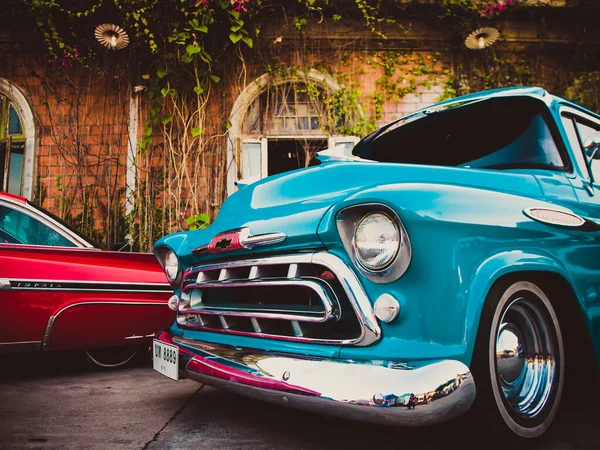 Blauer Oldtimer Einer Bunten Straße Der Altstadt Reise Und Tourismuskonzept — Stockfoto