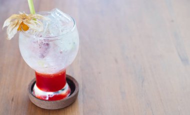 Taze yaz içeceği, kafede ve restoranda cam meyve süsleme servisine mocktail dökülüyor.