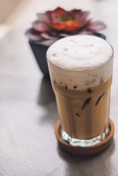 Mrożona Kawa Latte Wysokiej Szklance Zimne Lato Napój Tło — Zdjęcie stockowe