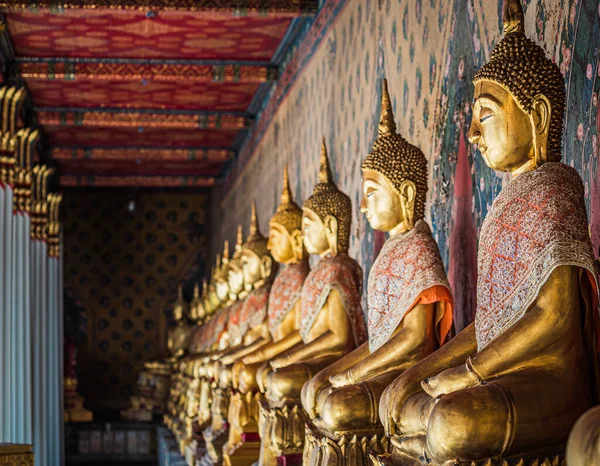 Řádek Mosazného Zlata Buddhova Socha Meditačním Postoji — Stock fotografie
