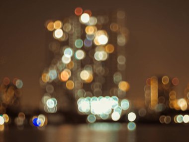 Defocus bulanık şehir gece ışıkları renkli Bokeh soyut başkent mimarisi arka planı.