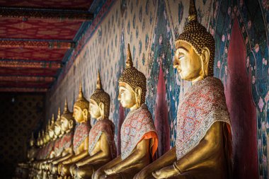 Altın sıralı altın renkli Buda heykeli görüntüsü meditasyon duruşunda