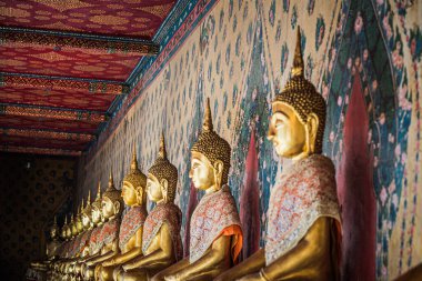 Altın sıralı altın renkli Buda heykeli görüntüsü meditasyon duruşunda