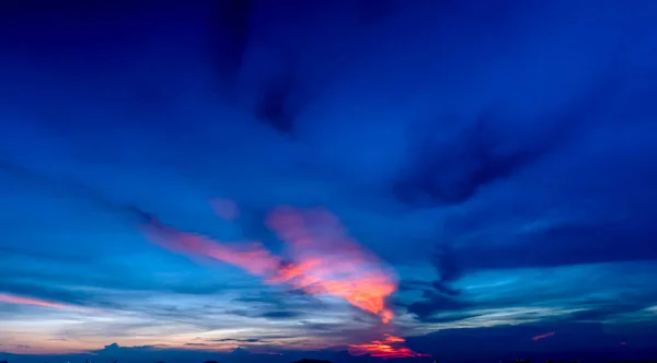 Wolken Dämmerungshimmel Pastellfarbe Rosa Und Blau Farbenfroher Spiritueller Hintergrund — Stockfoto