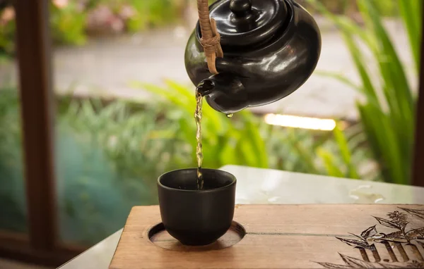 Ручной Залить Китайский Японский Традиционный Чай Глиняного Горшка — стоковое фото