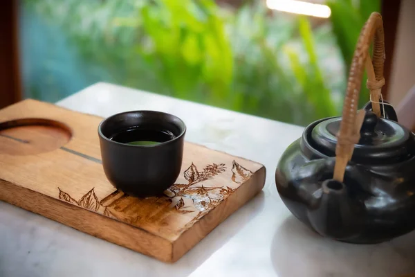 Ręka Wlać Chińską Lub Japońską Tradycyjną Herbatę Glinianego Garnka — Zdjęcie stockowe