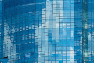 Binanın ön cephesindeki perde inşaatı büyük ölçüde camdan yapılmıştır.