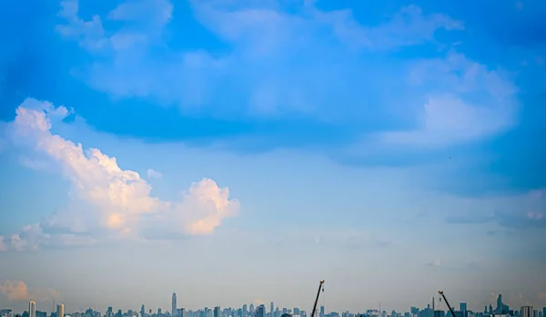 城市全景全景 有建筑物的地平线 城市蓝天的自然景观 — 图库照片