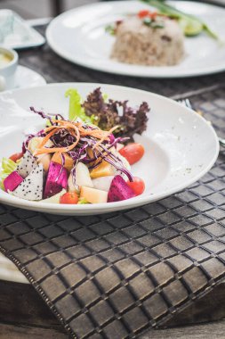 Rengarenk sulu taze meyve salatası ile mükemmel bir yaz yemeği. .