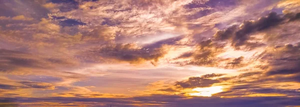 Драматическое Небо Заката Над Облаками Оранжевый Закат Закат Над Лесом — стоковое фото