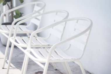 Beyaz duvar hizasında boş beyaz metal sandalye Yeni normal covid 19 servis