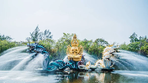 中国神像之泉 上帝之泉在池塘景观中的水泥艺术品雕像 — 图库照片