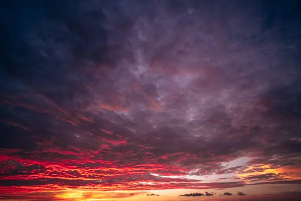 Rojo Fuego Sangre Puesta Del Sol Cielo Nubes Hermoso Fenómeno — Foto de Stock