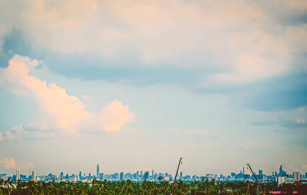 城市全景全景 有建筑物的地平线 城市蓝天的自然景观 — 图库照片