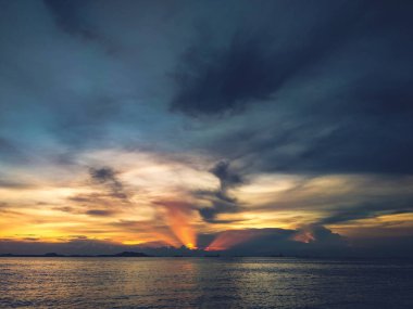 Gün batımında deniz manzarası parlak akşam gökyüzü gün batımında doğa arka planında.