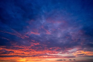 Kırmızı ateş, kan, gün batımı gökyüzü bulutlar güzel doğa fenomeni arka plan