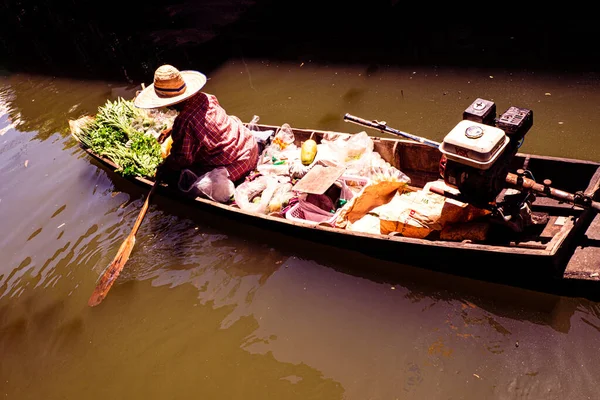 バンコク 2022年5月4日 水上市場でボートを漕ぐ地元の人々伝統的な商船や村人が伝統的な食べ物やお土産についてやっている場所 — ストック写真
