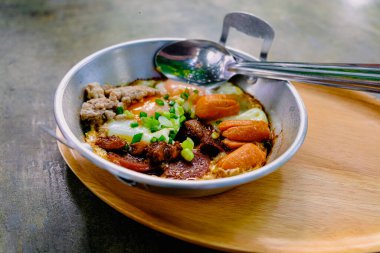 Sabah kahvaltısında domuz pastırmalı sahanda yumurta. İş yemeği hala hayatta.