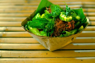 Tayland yemeği, körili balık köftesi. Balık keki organik doğa paketi.