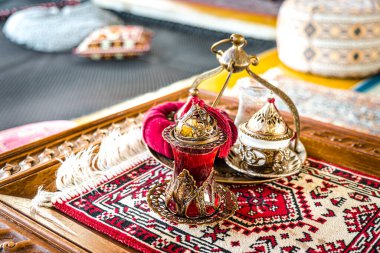 Türk temalı kahve kafeteryasında Türk kahvesi ve çayı renkli geleneksel ev eşyaları seti