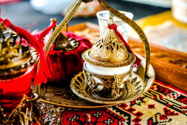 Türk temalı kahve kafeteryasında Türk kahvesi ve çayı renkli geleneksel ev eşyaları seti