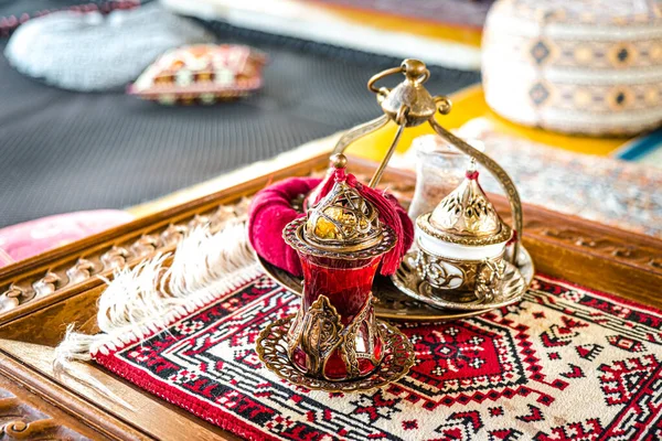 Türk temalı kahve kafeteryasında Türk kahvesi ve çayı renkli geleneksel ev eşyaları seti