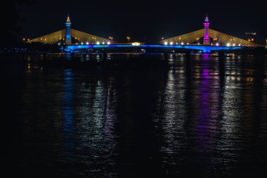 Gerilimli köprü aydınlatma ve büyüleme efektleri askıya alınsın. Chesadabodin Köprüsü