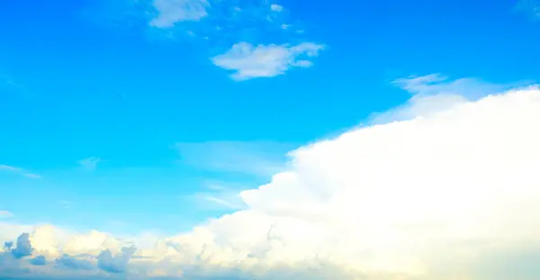 Witte Wolken Bewolkt Blauwe Lucht Abstracte Natuur Achtergrond — Stockfoto