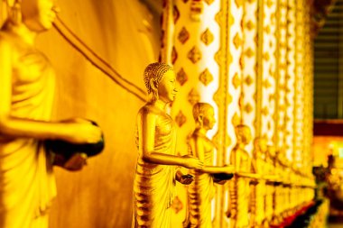 Asya tapınağındaki altın Buda heykeli. Güzel süslemeleri var..