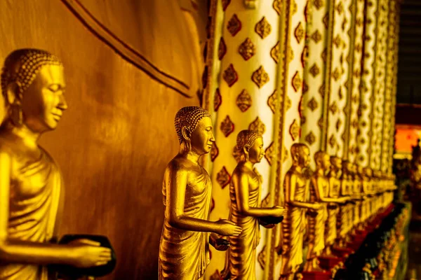 Rangée Bouddha Doré Statue Dans Temple Asiatique Avec Une Belle — Photo