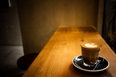 Yaprak şeklinde köpüklü bir fincan kahve.