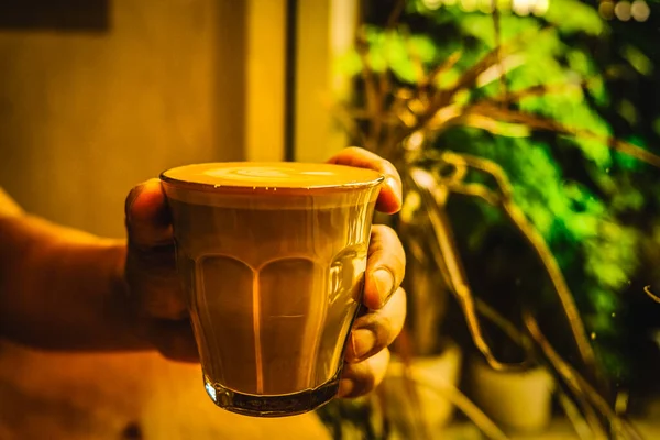 Yaprak Şeklinde Köpüklü Bir Fincan Kahve — Stok fotoğraf