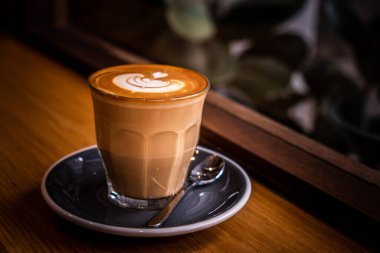 Yaprak şeklinde köpüklü bir fincan kahve.