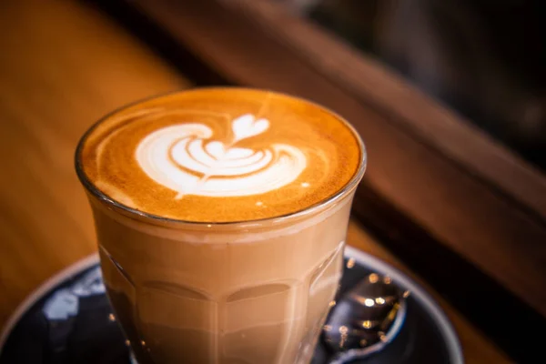 Een Kopje Koffie Latte Bovenaanzicht Met Blad Vorm Schuim — Stockfoto