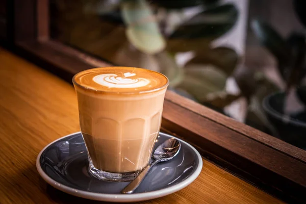 Yaprak Şeklinde Köpüklü Bir Fincan Kahve — Stok fotoğraf